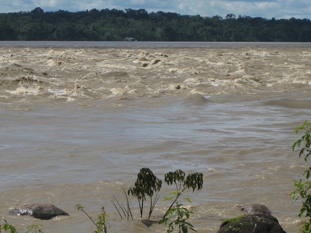 The Beni river, a tributary of the Madeira river, when it overflowed its banks in 2011 upstream of Cachuela Esperanza, where the Bolivian government is planning the construction of a hydropower dam. Credit: Mario Osava/IPS