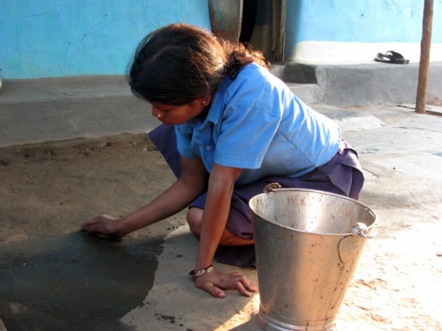 Sumari, a child trafficked from Maoist-affected district Narayanpur cleans the floor instead of going to school. Credit: Stella Paul/IPS.