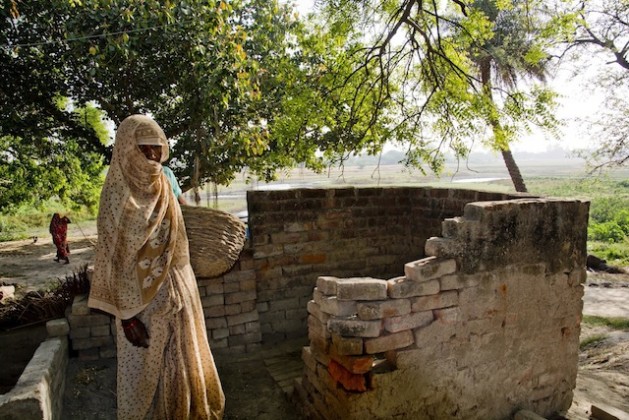 A Dalit woman stands outside a dry toilet located in an upper caste villager’s home in Mainpuri, in the northern Indian state of Uttar Pradesh. The village has witnessed major violence against those who have tried to leave the profession of ‘manual scavenging’. Credit: Shai Venkatraman/IPS