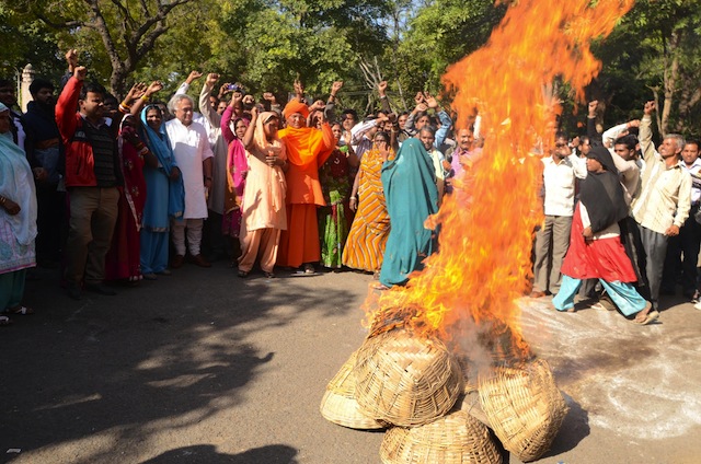 At a rally in New Delhi, Dalit women burn baskets used to collect human waste as a sign of protest against the caste-based practice of ‘manual scavenging’. Credit: Shai Venkatraman/IPS