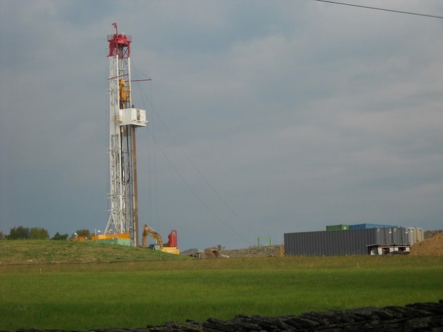 Experts predict that in the long term, shale gas production will not be sustainable in the United States. The photo shows a shale gas well in Montrose, in the U.S. state of Pennsylvania. Credit: Emilio Godoy/IPS