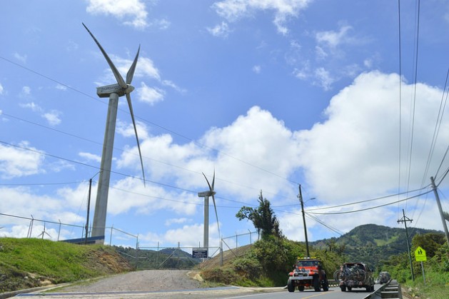 An increase in clean energies and a reduction in fossil fuel use are part of the commitments assumed by the countries of the Global South to cut greenhouse gas emissions. The photo shows a wind farm in the La Paz y Casamata mountains near the capital of Costa Rica. Credit: Diego Arguedas Ortiz/IPS