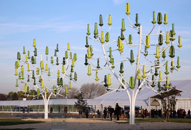 At COP21 entrance are situated the ‘Wind Trees.’ Each “aeroleaf” generates energy by harnessing the power of the wind. Credit: IISD.ca