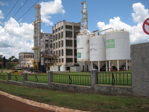 An industrial sugar and ethanol plant in Sertãozinho, in the southern Brazilian state of São Paulo. The sugar cane industry in Brazil has shrunk under the government of Dilma Rousseff, due to the gasoline subsidy, which dealt a blow to its competitor, ethanol. Credit: Mario Osava/IPS