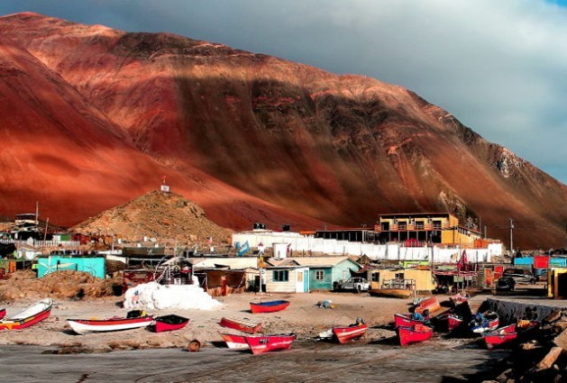 The fishing village of Caleta San Marcos in northern Chile, 100 km from Iquique and 1,800 km north of Santiago, will be the site of an innovative project, Espejo de Tarapacá, that will combine renewable sources to provide the local residents with a steady 24/7 energy supply. Courtesy Valhalla Energía