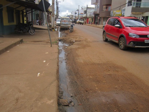Sewage runs down one of the main streets of Altamira, a city in the Amazon rainforest in northern Brazil. Poor sanitation offers a paradise for the Aedes aegypti mosquito, the carrier of dengue fever and the Chikungunya and Zika viruses. Credit: Mario Osava/IPS