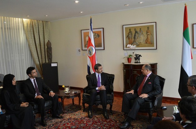 Costa Rican President Luis Guillermo Solís (centre-right) received United Arab Emirates Foreign Minister Sheikh Abdullah bin Zayed Al Nahyan (centre-left) in the presidential palace in San José on Friday Feb. 12. Credit: Diego Arguedas Ortiz/IPS