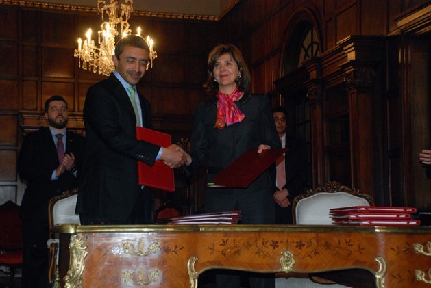 The foreign ministers of Colombia, María Ángela Holguín, and the United Arab Emirates, Abdullah bin Zayed al Nahyan, signed eight cooperation accords late Tuesday Feb. 9 during the Emirati minister’s visit to the South American nation, during a ceremony in the San Carlos Palace, the foreign ministry in Bogotá. Credit: Gloria Ortega/IPS