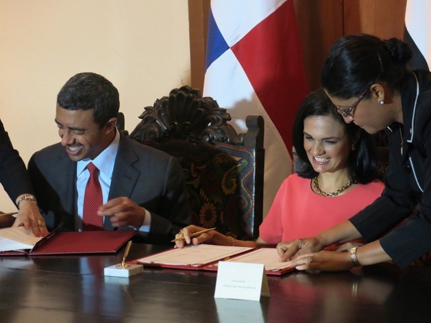The United Arab Emirates foreign minister, Sheikh Abdullah bin Zayed Al Nahyan, and the vice president and foreign minister of Panama, Isabel de Saint Malo, smile as they sign an agreement for the creation of a Joint Cooperation Committee, at the end of their meeting in the Panamanian capital on Thursday Feb. 11. Credit: Guillermo Machado/IPS