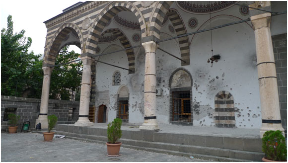 The bullet-ridden Fatih Paşa Mosque in the heart of Diyarbakir's historical Sur district, which was heavily damaged in clashes between Turkish armed forces and local militant youths. Credit: Joris Leverink/IPS