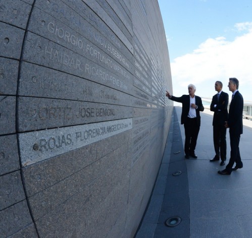 U.S. President Barack Obama (C) and his Argentine counterpart Mauricio Macri (R), next to a monument in Remembrance Park in Buenos Aires with the names of many of the 30,000 victims of forced disappearance under the 1976-1983 military regime. Mar. 24 marked the 40th anniversary of the start of the dictatorship. In his last official speech in the country, Obama criticised Washington’s support for this and other de facto regimes in the region. Credit: Casa Rosada