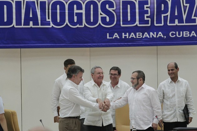 Cuban President Raúl Castro (C) shakes hands with Colombian President Juan Manuel Santos (L) and FARC leader Rodrigo Londoño on Sep. 23 in Havana, a historic moment when the two sides set a Mar. 23 deadline for reaching a peace deal for Colombia – a deadline that was not met. Credit: Jorge Luis Baños/IPS