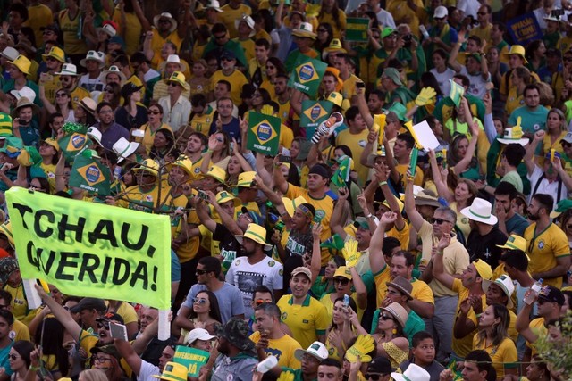 Demonstrators supporting the removal of Brazilian President Dilma Rousseff celebrate Sunday Apr. 17 outside the lower house of Congress in Brasilia after it voted to impeach her. “Chao querida” (Bye-bye dear) reads one of the signs. Credit: Fábio Rodrigues Pozzebom/ Agência Brasil