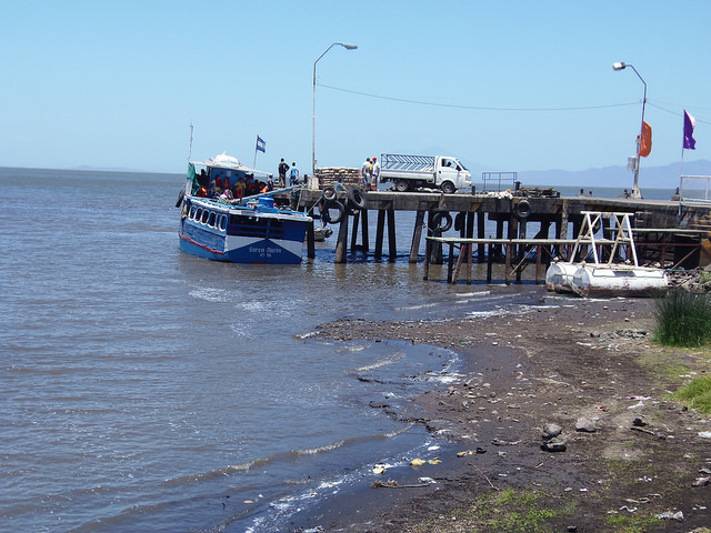 In the municipality of Moyogalpa, on Ometepe Island in Lake Nicaragua, local boats are having a hard time getting around because of the low water level caused by the drought affecting Nicaragua since 2014. Credit: Ramón Villareal Bello/IPS