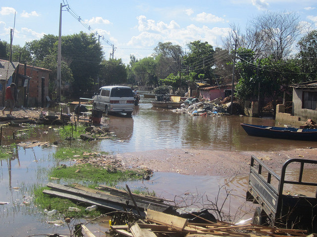 One of the many streets in Bañado Norte still flooded in March 2016, weeks after the Paraguay river overflowed its banks in the capital, Asunción, which led to the evacuation of nearly 14,000 families from poor neighbourhoods built on low-lying land prone to flooding. Credit: Mario Osava/IPS