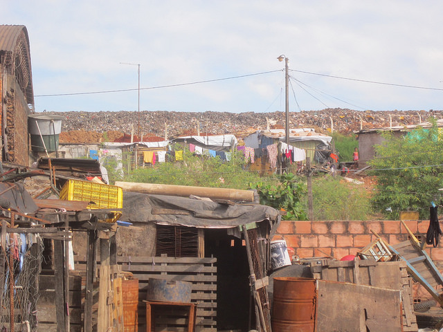In the front, homes destroyed by the flooding in Bañado Sur, one of the poor neighbourhoods on the banks of the Paraguay river in Asunción. In the centre, huts built slightly higher up by those who refused to leave the area. And in the background, the garbage dump that drew many of the local residents to these wetlands prone to frequent flooding. Credit: Mario Osava/IPS