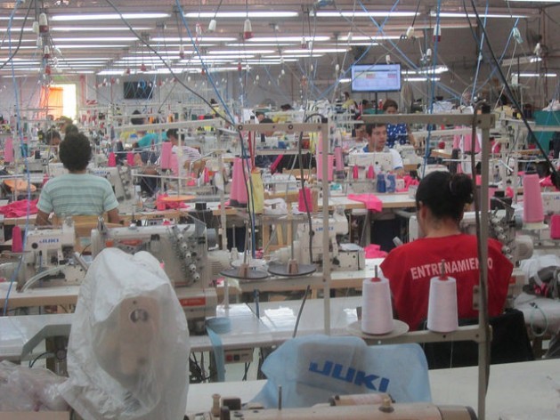 Texcin, the garment plant built by Brazilian company Riachuelo near the airport in Asunción, under Paraguay’s maquila law, which offers tax exemptions and other incentives for export-oriented production. In the foreground a garment worker in training (“entrenamiento”). Credit: Mario Osava/IPS