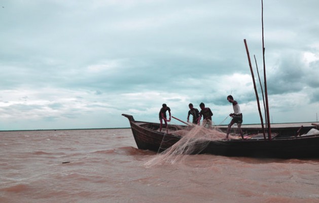 Fishermen are catching hilsa on the estuary of Mehgna River in Patuakhali. Credit: Rafiqul Islam/IPS
