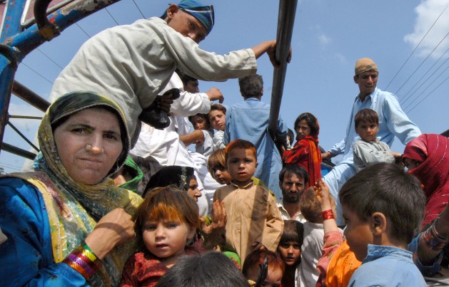Families displaced from their homes in Pakistan’s troubled northern regions returning home. Credit: Ashfaq Yusufzai/IPS.