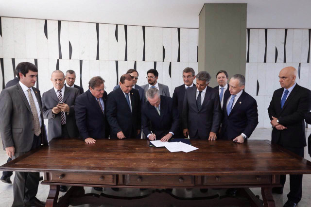 Michel Temer signs the official Senate notification of Dilma Rousseff’s suspension, which made him interim president, on Thursday May 12. Credit: Marcos Corrêa/VPR