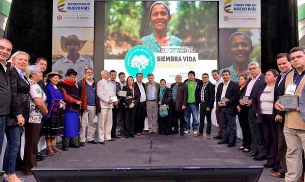 Social actors and government representatives sign a social and political pact for reparations and peace in Colombia on Apr. 11, the National Day of Remembrance and Solidarity with the Victims of the Conflict. Credit: UARIV
