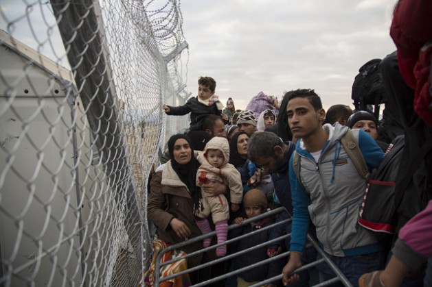 Refugees at the Greek-Macedonian border near the town of Idomeni. Credit: Nikos Pilos/IPS
