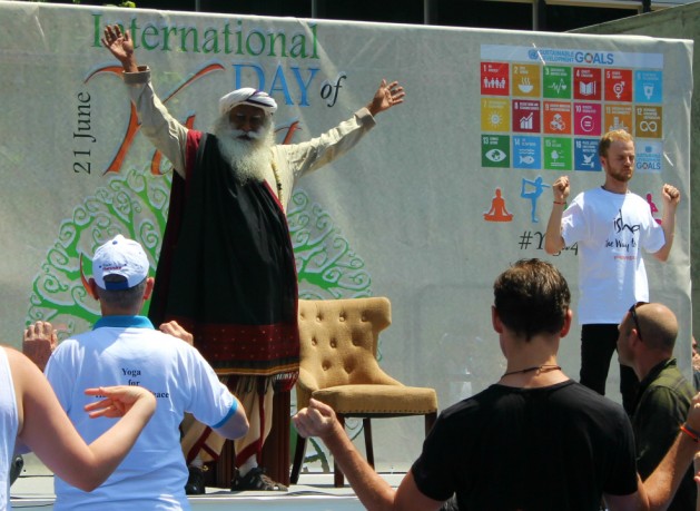 'Sadhguru' Jaggi Vasudev leads yoga at the UN on International Yoga Day. Credit: Valentina Ieri / IPS.