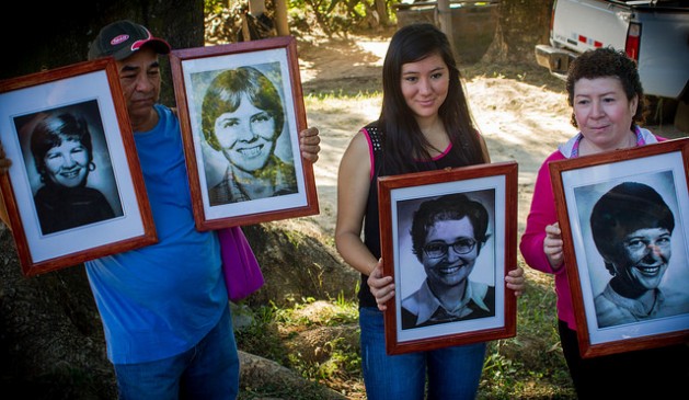 Residents of La Hacienda, in the central department of La Paz in El Salvador, are holding pictures of the four American nuns murdered in 1980 by members of the National Guard, as they attend the commemorations held to mark 35 years of the crime, in December 2015, at the site where it was perpetrated. Credit: Edgardo Ayala/IPS