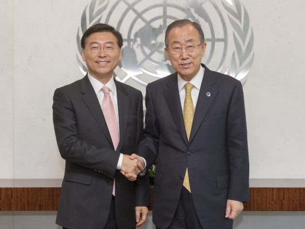 Ambassador Choong-hee Han of South Korea with UN Secretary-General Ban Ki-moon. Credit: UN Photo/Mark Garten