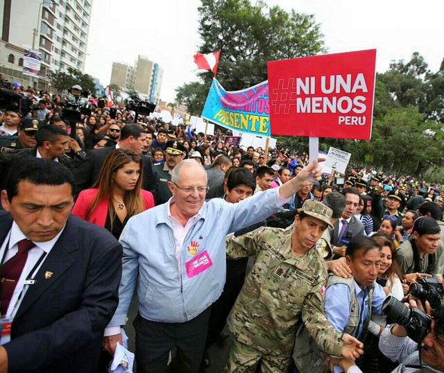 President Pedro Pablo Kuczynskitook part in the march against gender violence in Peru, where 54 femicides and 118 attempted femicides were committed in the first half of 2016 alone. Credit: Presidency of Peru