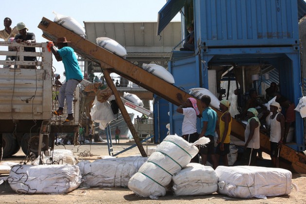 Workers in Djibouti Port offloading wheat from a docked ship. Credit: James Jeffrey/IPS