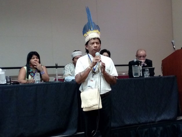 Srewe Xerente, an indigenous man from Brazil, performs a ritual during a forum on ancestral rights at the World Conservation Congress in Honolulu, Hawaii, where native peoples are demanding greater participation in conservation policies. Credit: Emilio Godoy/IPS