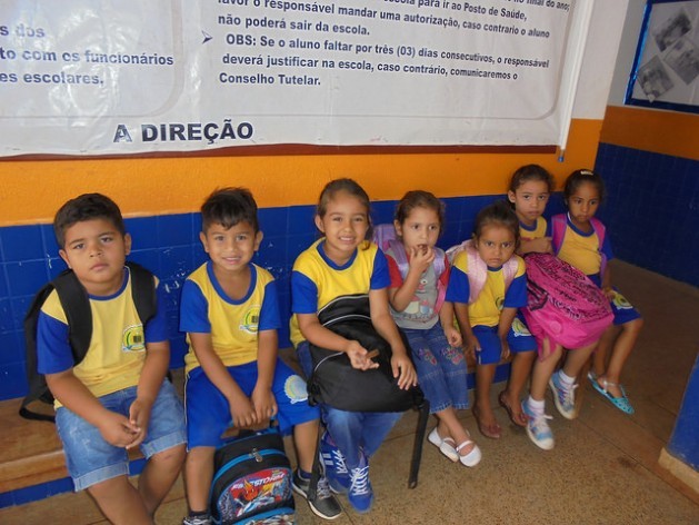Students from the school in Vila Nova Teotônio, that now has half the students it used to have, wait for the bus that takes them to their nearby homes, or – in the case of those who live on the other side of the Madeira River – for the boat that crosses the Santo Antônio dam in the municipality of Porto Velho, in northwestern Brazil. Credit: Mario Osava/IPS