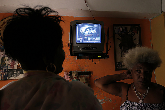 Two women discuss Fidel Castro’s death on Saturday, Nov. 26 in Havana, while watching special TV programmes on the death of the leader who governed Cuba from 1959 to 2006. Credit: Jorge Luis Baños/IPS