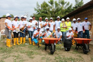 Group of participants community emergency work for debris management, Las Gilces. Credit: UNDP Ecuador