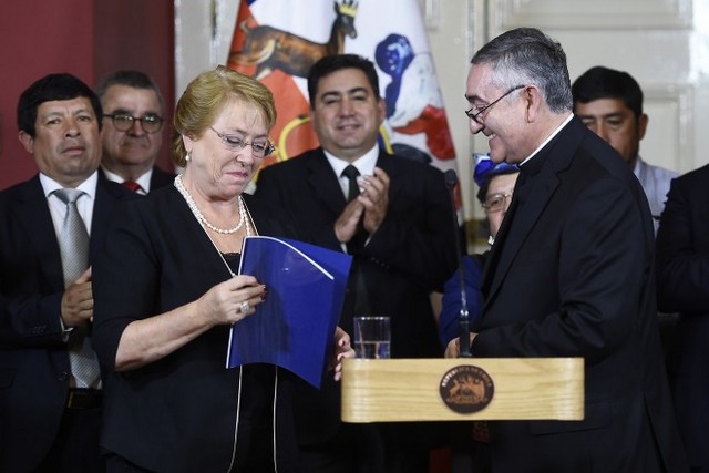 Chilean President Michelle Bachelet receives the final report to address the urgent problems that face the Mapuche people, drafted by the Presidential Advisory Commission for La Araucanía, in a ceremony on Jan. 23, at the La Moneda Palace. Credit: Presidency of Chile