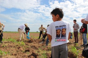 Eight-year-old Juan de Dios Torres, whose five-year-old sister Zoe Zuleica Torres went missing in December 2016 on the outskirts of the northeastern city of San Luis Potosí, participates along with his mother in the brigade searching for the remains of missing people in the northwestern state of Sinaloa. Credit: Marcos Vizcarra/IPS