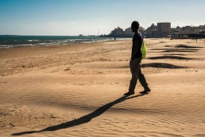 A youngster walks onto the beach during outing from a reception centre that doubles as a lodging station for unaccompanied minors in Pozzallo, Sicily. Photo: UNICEF/Ashley Gilbertson VII