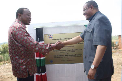 President Kenyatta of Kenya and Prime Minister Hailemariam Desalegn lay the foundation for the Kenya-Ethiopia cross border program in the border town of Moyale on 07 Dec 2015. Photo Courtesy of PPS