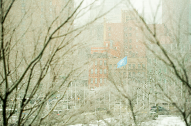 Snow falls outside of the UN headquarters Secretariat building in New York. Credit: UN Photo/Rick Bajornas