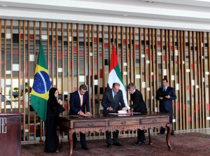 The UAE’s foreign minister, Sheikh Abdullah bin Zayed Al Nahyan (2nd-L), and his Brazilian counterpart Aloysio Nunes sign agreements in Itamaraty Palace, Brazil’s foreign ministry. Credit: Doris Calderón/IPS