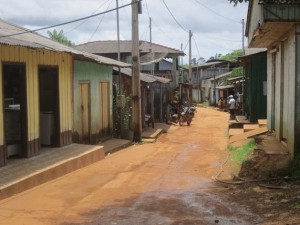 The main street of Ressaca, a town of garimpeiros or artisanal gold miners, on the right bank of the Xingu River, along the stretch called the Volta Grande or Big Bend, where a large-scale mining project, promoted by the Canadian company Belo Sun, is causing concern among the local people in this part of Brazil’s Amazon region. Credit: Mario Osava/IPS