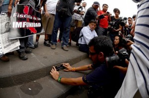 Mexican photographer Rubén Espinosa places a plaque in honour of Regina Martínez, on Apr. 28, 2015, in the central square of Xalapa, the capital of the southern state of Veracruz, to commemorate the third anniversary of the journalist’s murder. On July 2015, Espinosa was also killed. Credit: Roger López/IPS