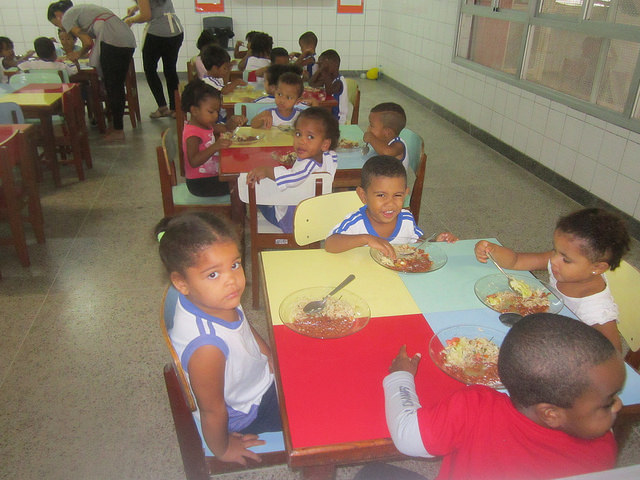 Students eat lunch in the Alberto Martinelli Municipal Preschool in the city of Vitoria. A good part of their food comes from local family farms, like in the rest of the public schools in Brazil. Credit: Mario Osava/IPS