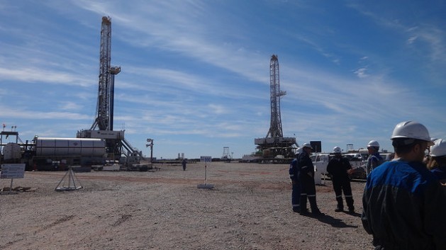 Two drilling rigs in the Loma Campana deposit, in Vaca Muerta, in the Neuquén Basin, in south-west Argentina. Credit: Fabiana Frayssinet/IPS