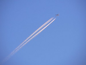 JAL747-400 bound for Tokyo leaves a contrail at dusk. Credit: CC BY-SA 2.5