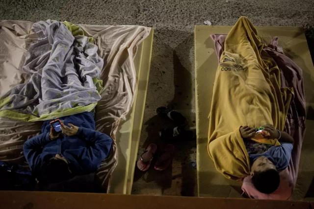 Two Cuban migrants rest in a shelter in Costa Rica, when hundreds of them were stranded on their way from Ecuador to the United States, where many fell victim to human smugglers. Credit: Mónica González/Pie de Página