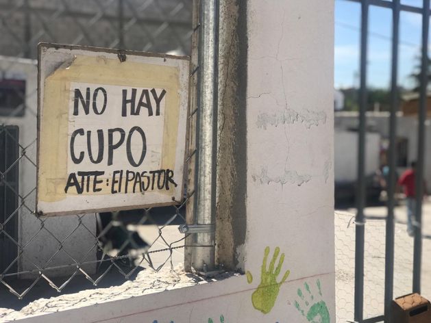 A sign in front of a migrant shelter in Ciudad Juárez, Mexico, informs asylum seekers that they have no space, May 2019. This shelter is located in a particularly dangerous neighborhood, and asylum seekers there said they were afraid to leave, even to go to the store just blocks away. © 2019 Clara Long/Human Rights Watch 