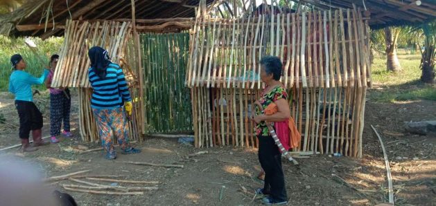 Senior citizens supervise the construction of a community-run tree nursery and collective farm in Alangalang of Philippine’s Eastern Visayas region. Courtesy: Divisoria Peatland Farmers Association/WEAVER